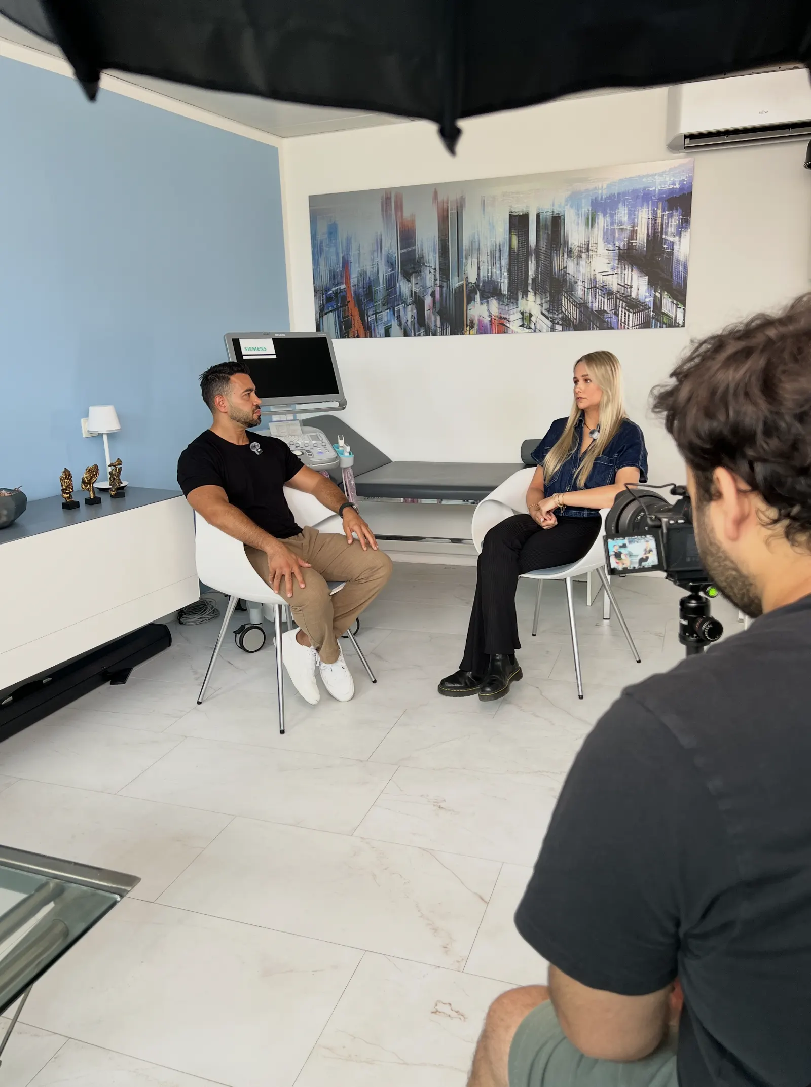 Interview-Dreh im Behandlungsraum einer Praxis, im Vordergrund die Kamera